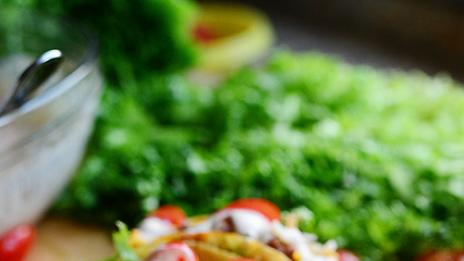 Такос със салата и кайма