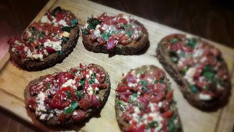 Пролетни брускети