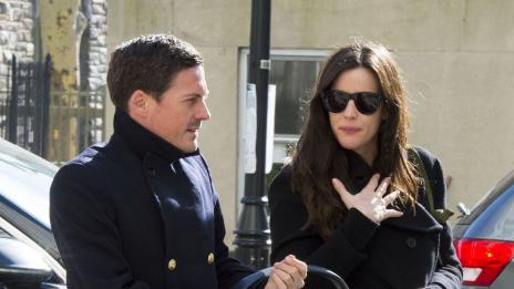 Лив Тайлър показа годежния си пръстен