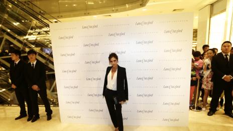 Нов и хитър тренд сред звездите – с наметнато палто