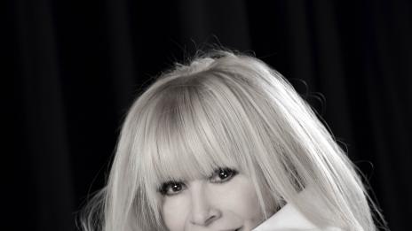 Лили Иванова тръгва на турне, пее в 8 града