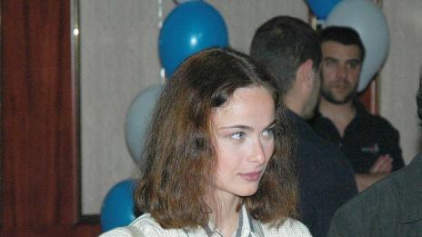 Изнасилват Йоана Буковска на бюро (видео)