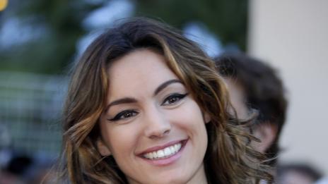 Кели Брук знае, че разсейва хората с големите си гърди