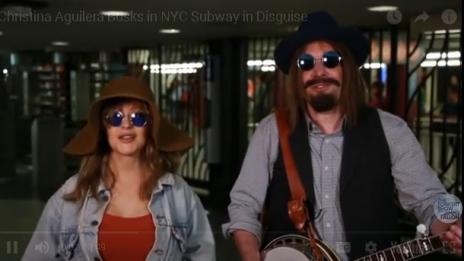 Кристина Агилера попя инкогнито в метрото в Ню Йорк