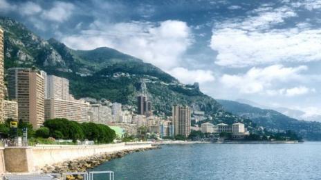 Плаващият плажен бар в Монако