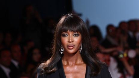 Много блясък и един гаф на ревюто в Кан