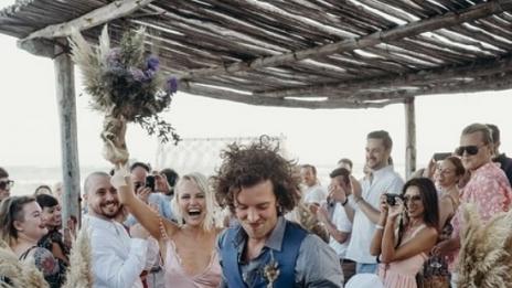 Малин Акерман се омъжи в розова рокля