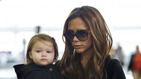 Виктория Бекъм облече бебето в черно