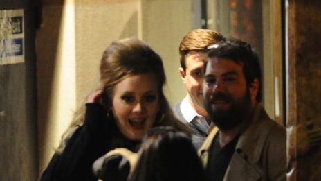 Адел чака предложение за брак, Конечки се ослушва