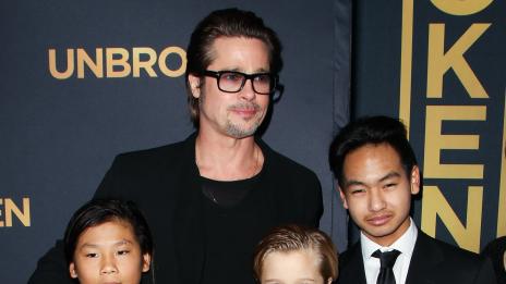 Брад и три от децата  му заместиха болната Анджелина