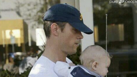 Синът на Джош Дюамел показа среден пръст на папараците