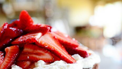 Торта с ягоди и течен шоколад