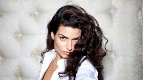 Съседка ще съблазнява Бонд