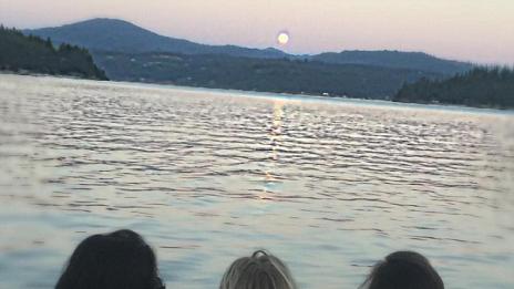 Нина Добрев заголи дупе по приятелски