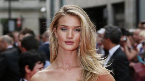 Риана върза тенекия на Роузи Хънтингтън-Уайтли