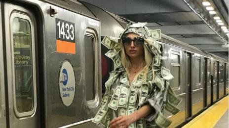 Модел „уши“ рокля от банкноти. Позволи на хората да си взимат