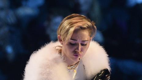 Майли пак заложи на туъркинга и дори запали джойнт на сцената