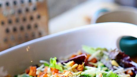 Зелена салата с печена тиква, кедрови ядки и пармезан