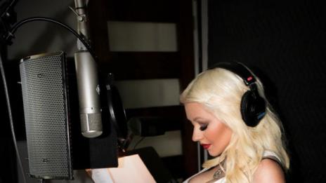 Кристина запозна неродената си щерка с музиката си