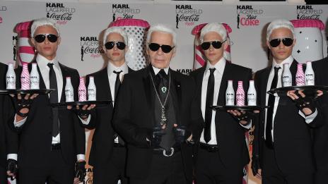 Карл Лагерфелд стана дизайнер на розова Кола