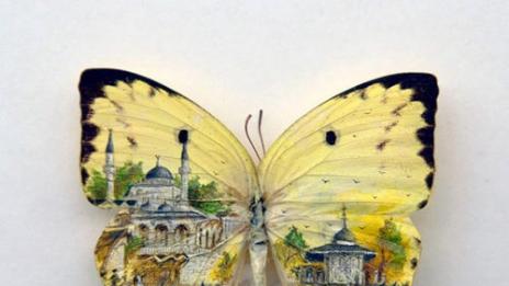 Художник нарисува Истанбул върху пеперуда