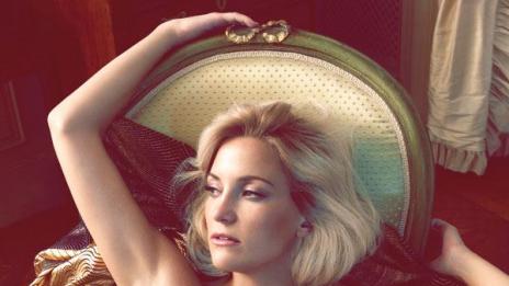 Кейт Хъдсън цъфти, заобиколена от трима мъже