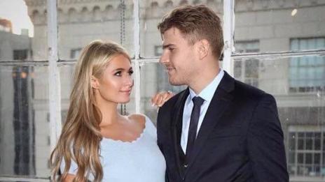 Парис отлага сватбата с Крис. Защо?