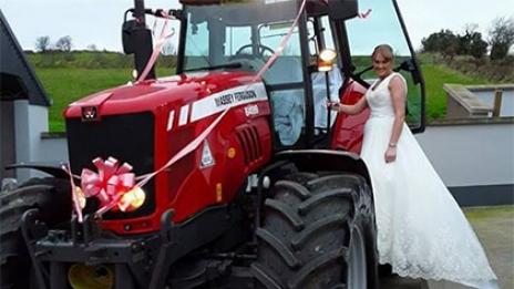 Горчиво: Булка шофира трактор, младоженец – камион (ВИДЕО)