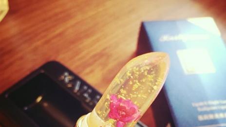 Тенденции 2016: Прозрачни червила със злато