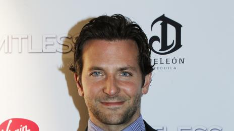 Брадли Купър се загаджи с французойка