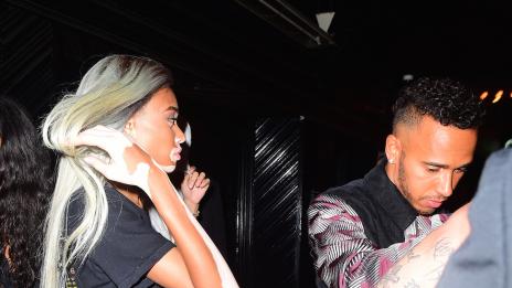 Люис Хамилтън се влюби в красавица с витилиго