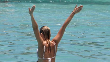 Марго Роби и гаджето ѝ в сцени от „Мръсни танци“