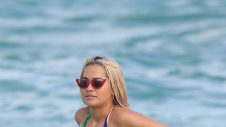 Рита Ора се разголи на плажа в Маями
