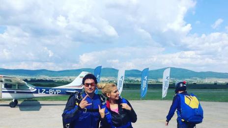 Анелия си вдигна адреналина, скочи с парашут