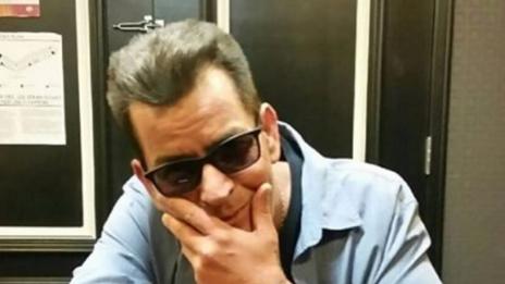 Чичо Чарли тотално разорен, прибра се в бащината къща