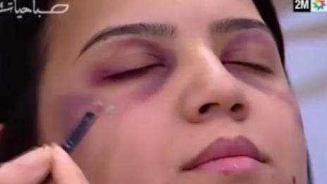 Гавра в Мароко: Съветват жените как да се гримират след бой (ВИДЕО)