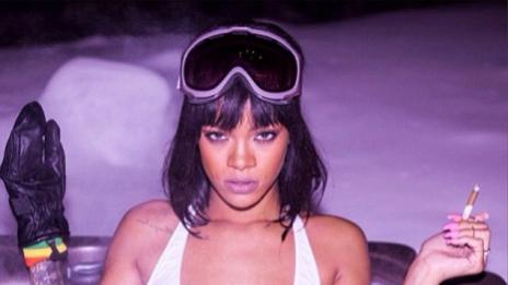 Риана отпразнува рождения си ден по бански в снега