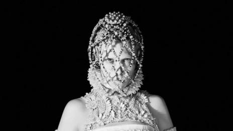 Alexander McQueen показа нестандартно виждане за  кралска мода