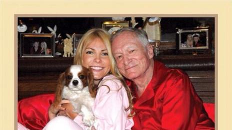 Хю позира по пижама със съпругата си за коледната им картичка