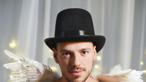 След сложените рога: Лудия репортер излиза с няколко момичета