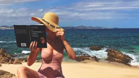 Кейти Пери не страда по Орландо, забавлява се на плажа