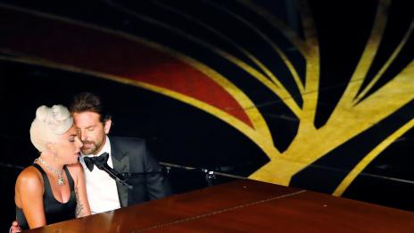 Лейди Гага живее при Брадли Купър?