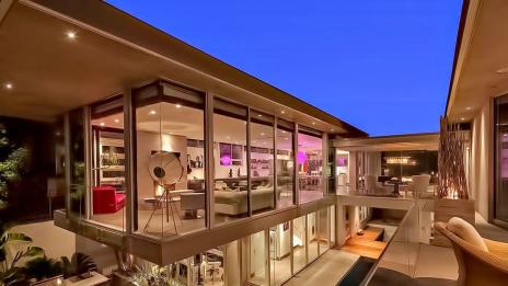 В бляскавия дом на диджей Авичи