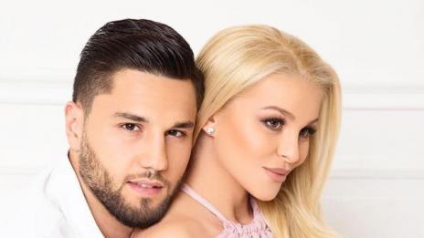 Мъжът на Деси Слава с татус на сина си