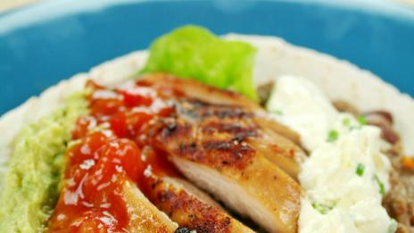 Пилешки филета със сирене сметанов сос