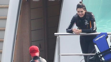 Люис Хамилтън и Кендъл Дженър разпускат на яхта