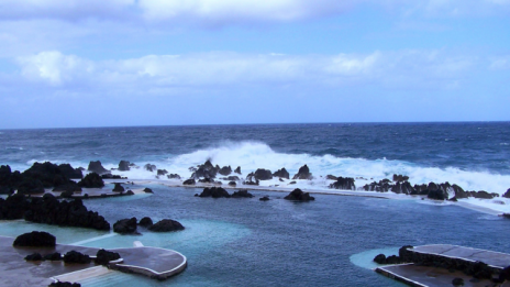 Басейн, откраднат от скалистия бряг