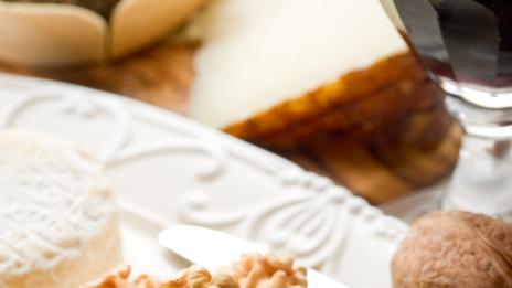 По френски. Синьо сирене с орехови ядки