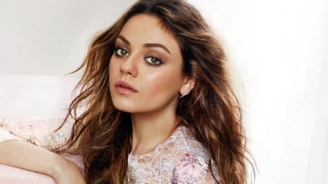 Мила Кунис: Само двама души ще бъдат с мен по време на раждането