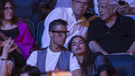 Ирина Шейк заспа по време на боксов мач в Ню Йорк